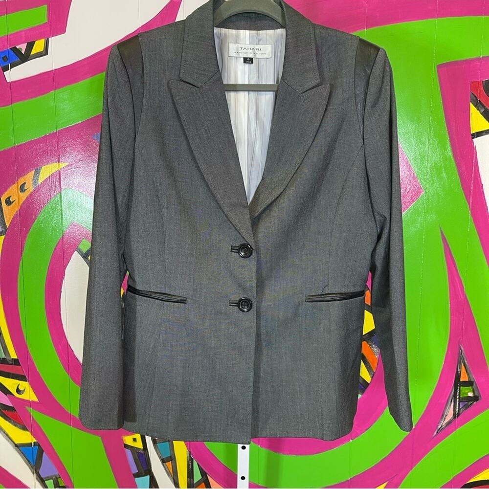 Tahari Arthur Levine, Charcoal Gray Blazer. Size 10. In excellent condition!